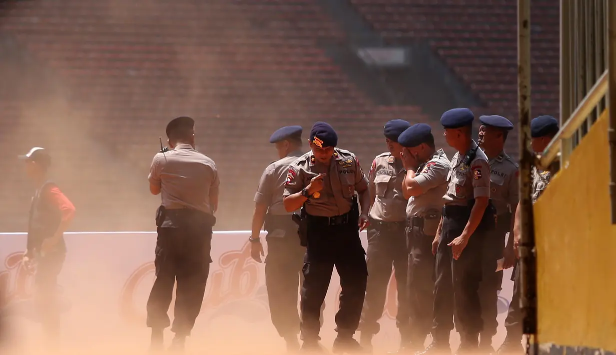 Pengamanan Polri dan TNI di Stadion GBK, Jakarta, Sabtu (17/10/2015), Pengamanan ini bertujuan untuk membuat suporter dan penonton merasa aman saat partai Final Piala Presiden berlangsung. (Bola.com/Nicklas Hanoatubun).