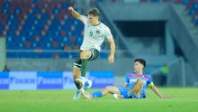 Pemain Timnas Indonesia U-22, Mauro Zijlstra, gagal melewati pemain Timnas Filipina U-22, Sandro Reyes, pada laga Grup C SEA Games 2025 di 700th Anniversary Stadium, Senin (8/12/2025). (Bola.com/Bagaskara Lazuardi)