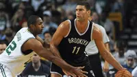 Center Brooklyn Nets, Brook Lopez (kanan) menguasai bola dengan dibayangi center Boston Celtics, Al Horford, pada laga di TD Garden, Boston, Selasa (18/10/2016) WIB. (USA Today Sports)