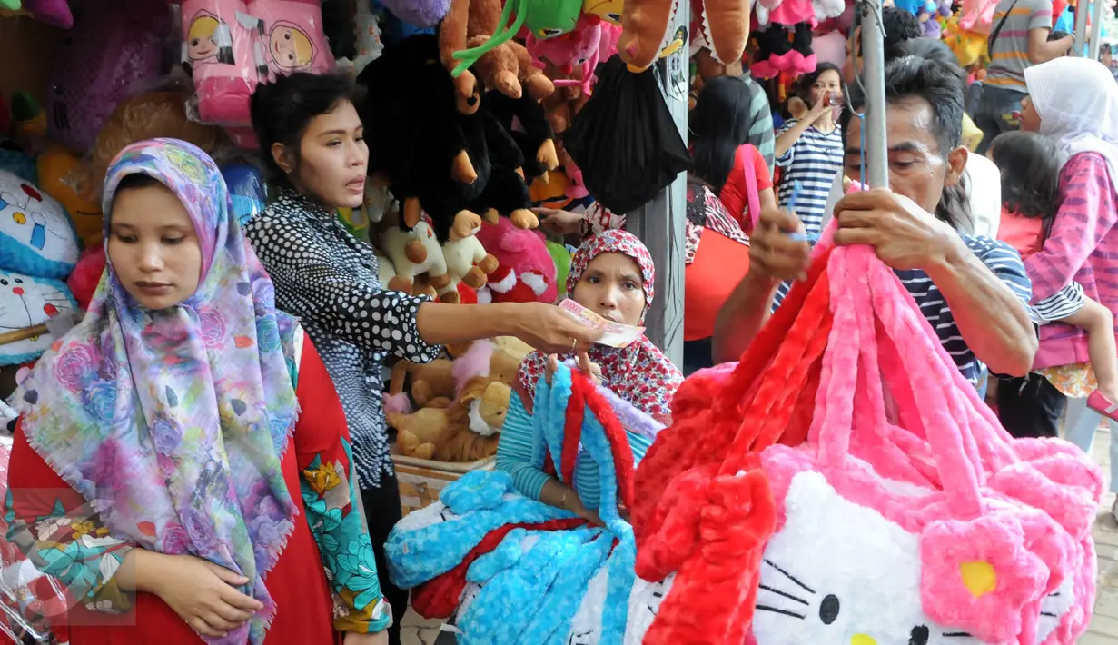 Suasana kios penjualan boneka di Ragunan, Jakarta, Minggu (27/12/2015). Pedagang mengaku omset penjualan pada Libur Natal kali ini melonjak 3x lipat dari pada biasanya. (Liputan6.com/Helmi Afandi)