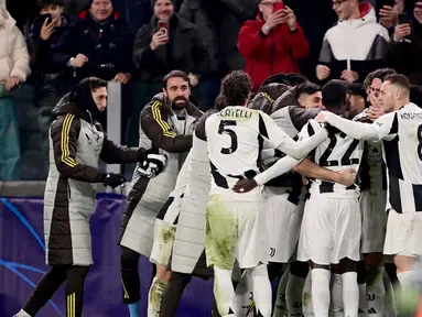 Para pemain Juventus melakukan selebrasi saat melawan Manchester City pada pertandingan keenam Liga Champions 2024/2025 di stadion Allianz, Turin, Italia pada Rabu 11 Desember 2024 waktu setempat atau Kamis 12 Desember 2024 dini hari Waktu Indonesia Barat. (Marco BERTORELLO/AFP)