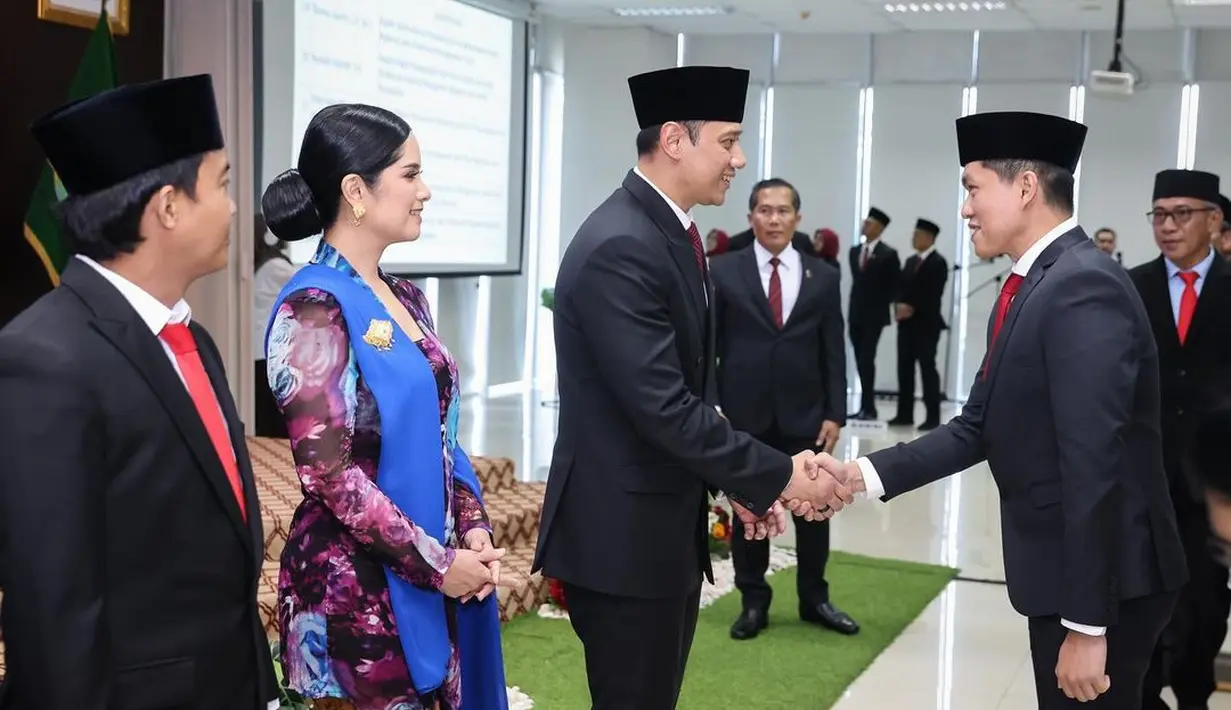 Kali ini, ibu satu anak itu tampil anggun mengenakan kebaya kutubaru motif floral atau kembang. Pilihan warna ungu tua pada kebayanya memberi impresi elegan. [@agusyudhoyono].