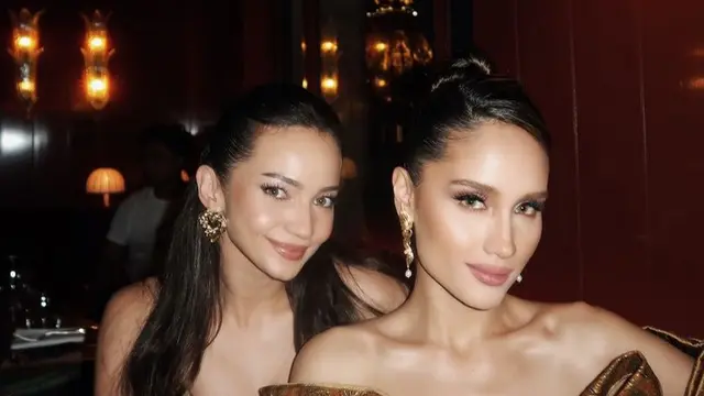 Enzy Storia dan Cinta Laura Dibalut Gaun Batik di Paris Fashion Week 2024