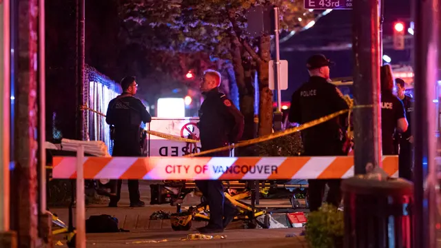Polisi mengamankan lokasi kejadian setelah sebuah mobil menabrak kerumunan di Festival Lapu Lapu di Vancouver, Kanada. (Rich Lam/AP)