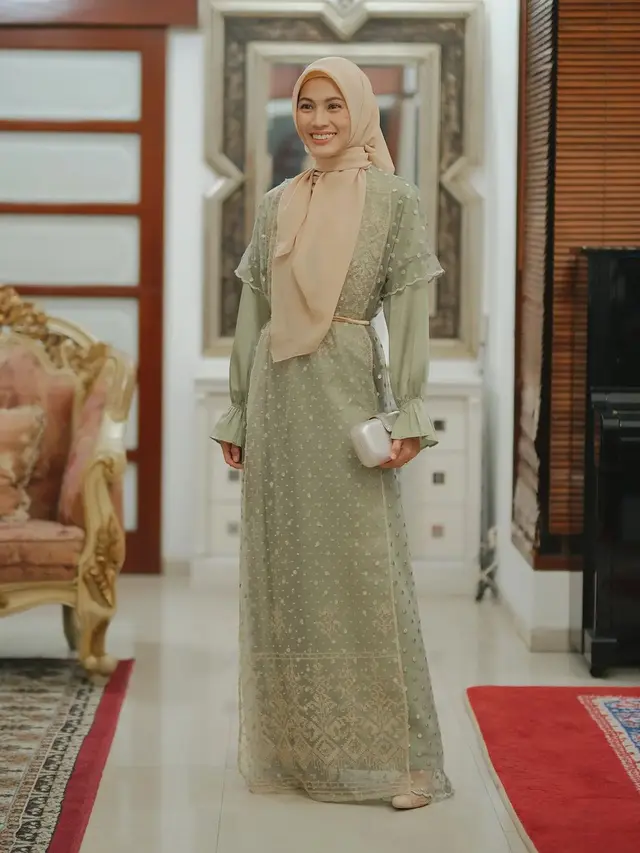 8 Padu Padan Busana Terusan dengan Hijab untuk Tampil Elegan dari Dinda Hauw, Lesty Kejora, hingga Aurel Hermansyah