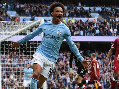 Gelandang Manchester City, Leroy Sane, merayakan gol yang dicetaknya ke gawang Liverpool pada laga Premier League di Stadion Ettihad, Manchester, Sabtu (9/9/2017). City menang 5-0 atas Liverpool. (AFP/Oli Scarff)