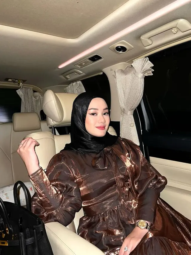7 Potret Artis Pakai Baju Shimmer Diprediksi Jadi Tren Lebaran 2024 