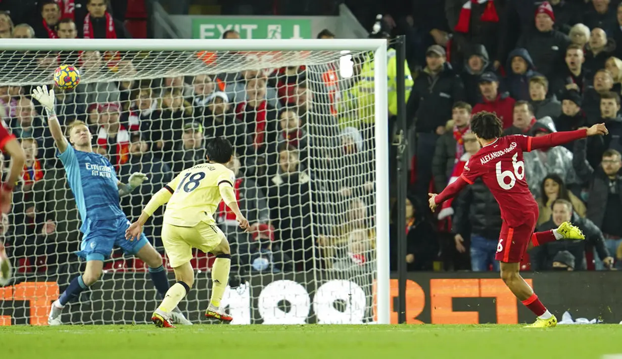 Pemain Liverpool Trent Alexander-Arnold (kanan) mencoba untuk mencetak gol melewati kiper Arsenal Aaron Ramsdale pada pertandingan sepak bola Liga Inggris di Stadion Anfield, Liverpool, Inggris, 20 November 2021. Liverpool menang 4-0. (AP Photo/Jon Super)