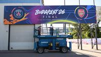 Pekerja melakukan persiapan jelang laga final liga Champions antara PSG vs Arsenal di Puskas Arena, Budapest, Hungaria, Jumat (29/5/2026). (AFP/Attila Kisbendek)