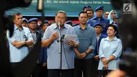 Ketua Umum Partai Demokrat Susilo Bambang Yudhoyono (SBY) memberikan keterangan pers di DPP Partai Demokrat, Jakarta, Selasa (6/2). (Liputan6.com/JohanTallo)