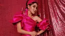 Nama Ayu Ting Tin melejit usai ia membawakan lagu berjudul Alamat Palsu yang merupakan  ciptaan Dadan yang berasal dari Tasikmalaya. Lagu ini pun menjadi viral dan dikenal berbagai kalangan. Ia pun menjadi penyanyi yang sedang naik daun. (Liputan6.com/IG/@ayutingting92)