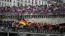 Kontingen Jerman berlayar di atas perahu saat upacara pembukaan Olimpiade Paris 2024 di Sungai Seine, Paris Prancis, 26 Juli 2024. (AFP/Patricia De Melo Moreira)