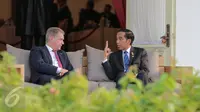 Presiden Jokowi mengobrol santai dengan Presiden Finlandia Sauli Niinisto di teras belakang Istana Merdeka, Jakarta,  (3/11/2015). Pertemuan akan membahas tata kelola lahan gambut untuk antisipasi bencana kebakaran hutan. (Liputan6.com/Faizal Fanani)