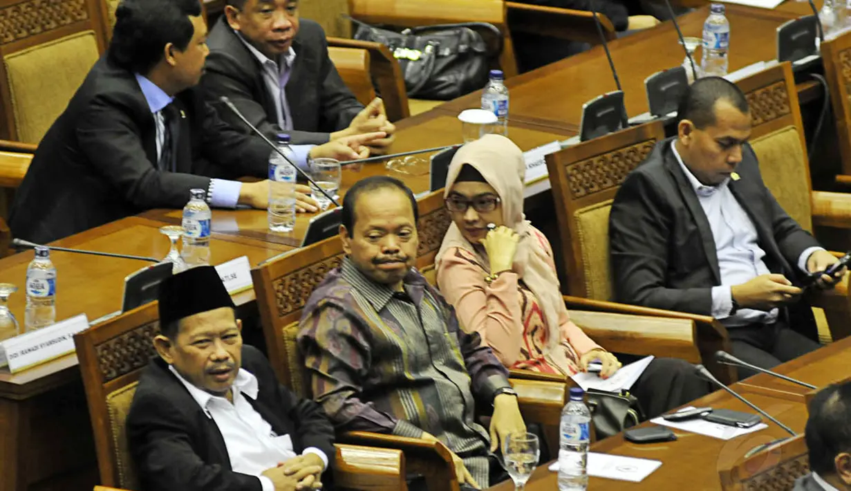 Tampak beberapa anggota dari fraksi Demokrat yaitu, Sutan Bhatoegana, Inggrid Kansil dan Nurul Qomar menghadiri rapat paripurna di Gedung Nusantara II DPR, Jakarta, Senin (12/5/14). (Liputan6.com/Johan Tallo)