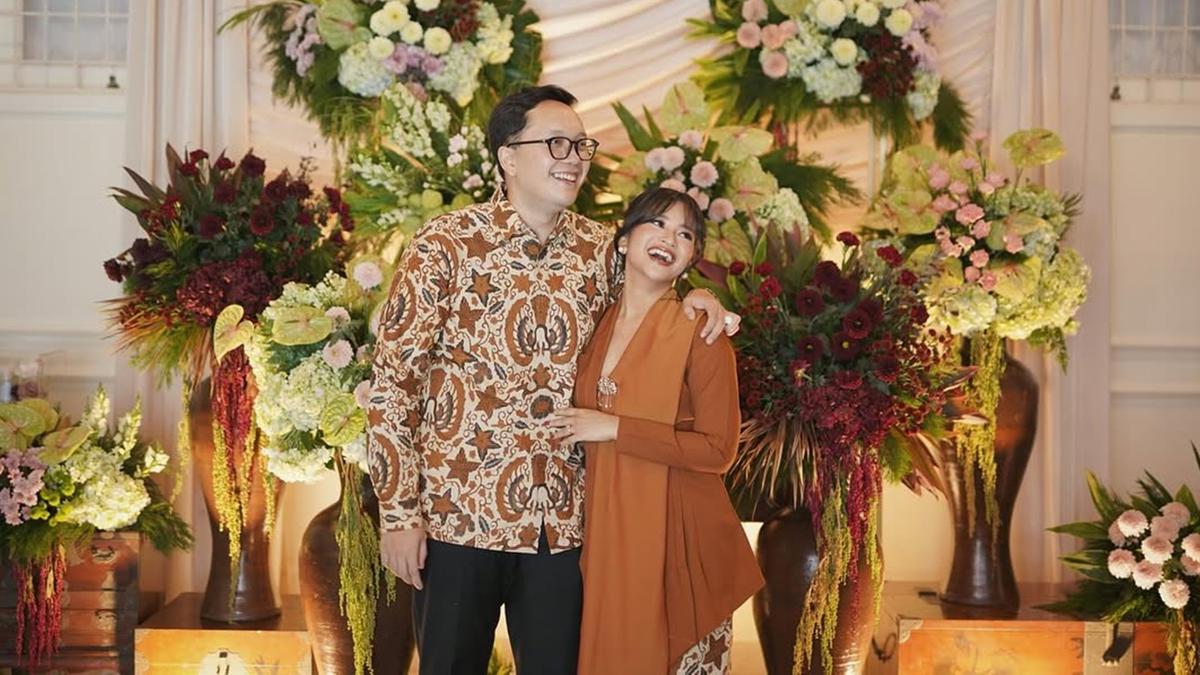 6 Potret Detail Kebaya Kutu Baru Adira Kania Anak Ikke Nurjanah di Momen Lamaran