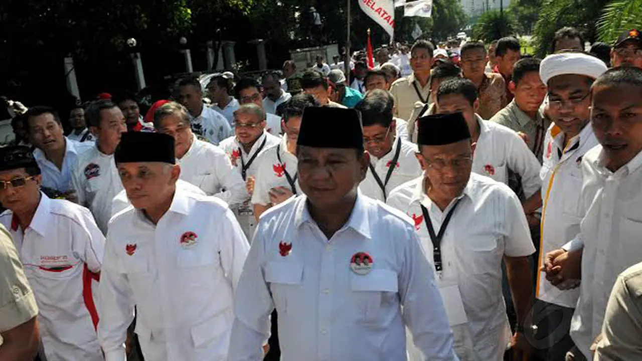 Sebelum Masuk KPU, Prabowo Sempatkan Baca Doa