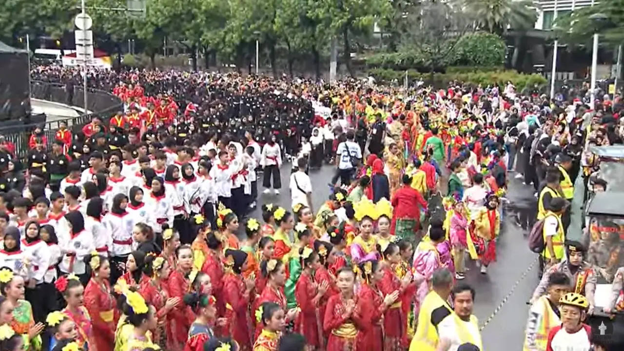 Ribuan pesilat dan penari dari berbagai perguruan dan sanggar di Jakarta ikut memeriahkan Jakarta Dalam Warna di Bundaran Hotel Indonesia (HI) pada Minggu (6/7/2025)
