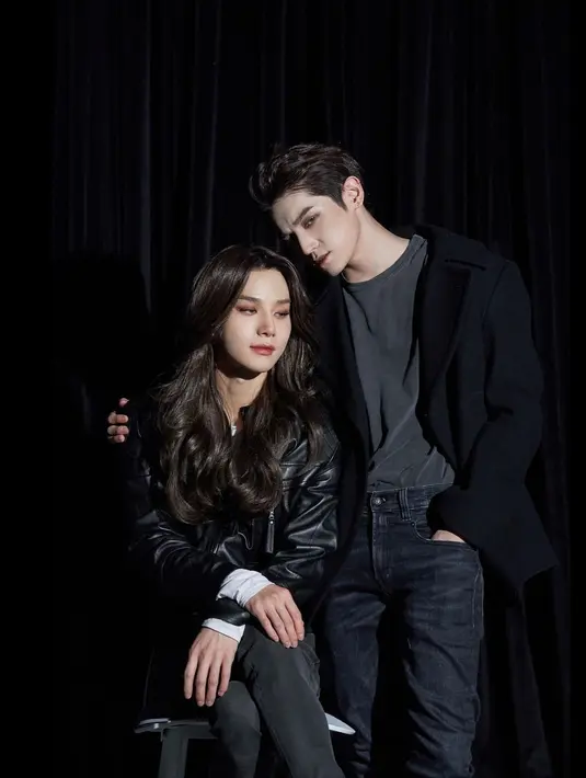 Punya banyak member, mereka tak kehabisan ide kreatif. Salah satunya pasangan Edward Cullen dan Bella Swan yang diperagakan Taeyong dan Jungwoo. (Instagram @nct)