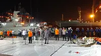 Penyelam dari TNI AL bersama tim SAR gabungan berhasil mengangkat serpihan besar dari mesin pesawat Sriwijaya Air SJ 182, Jumat (15/1/2021). (Liputan6.com/Ady Anugrahadi)
