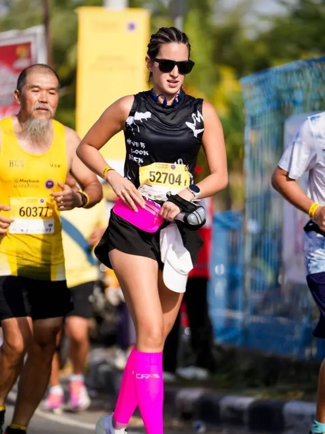 7 Potret Nia Ramadhani Ikut Marathon di Bali, Sepatunya Sampai Jebol