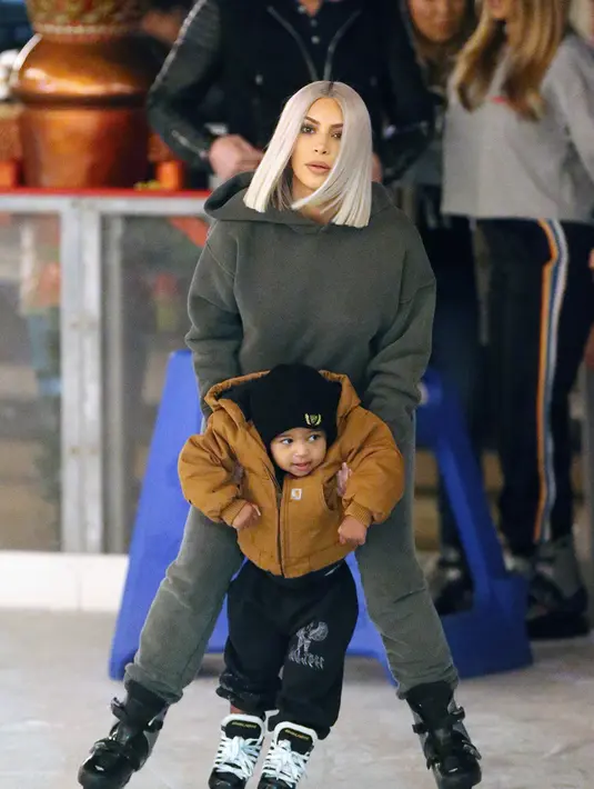 Dilansir dari Cosmopolitan, dilaporkan Kim ingin pengganti dirinya kembali membantunya untuk hamil anak ke empat. (Brewer - Prahl - Splash News - HollywoodLife)