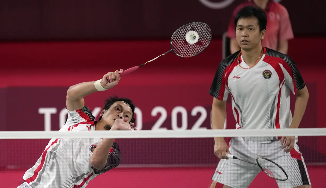 Pebulu tangkis Indonesia Mohammad Ahsan / Hendra Setiawan saat melawan pebulu tangkis Taiwan Lee Yang/Wang Chi-Lin pada pertandingan semifinal bulu tangkis ganda putra Olimpiade Tokyo 2020 di Tokyo, Jepang, Jumat (30/7/2021). Hendra / Ahsan kalah. (AP Photo/Dita Alangkara)