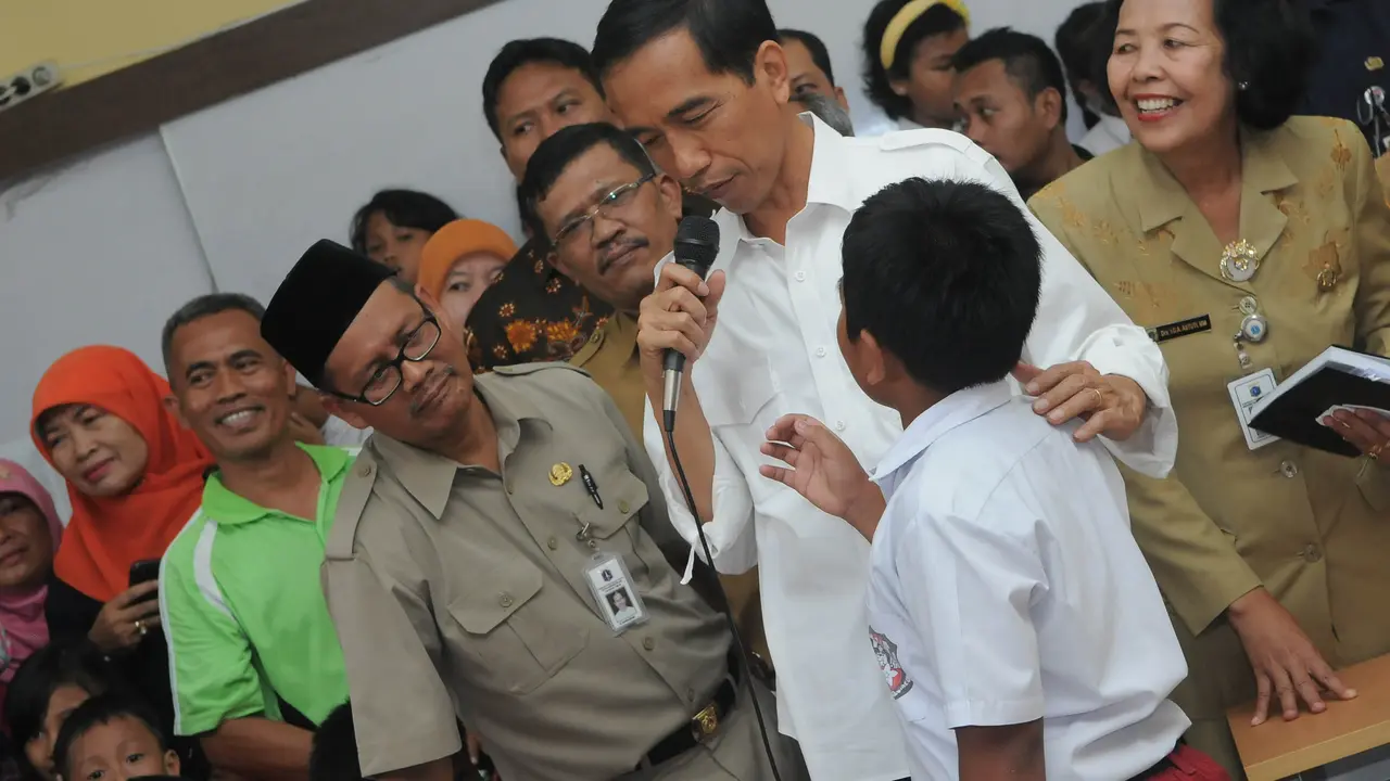 [FOTO] Saat Blusukan Jokowi Peluk Siswa Disabilitas 