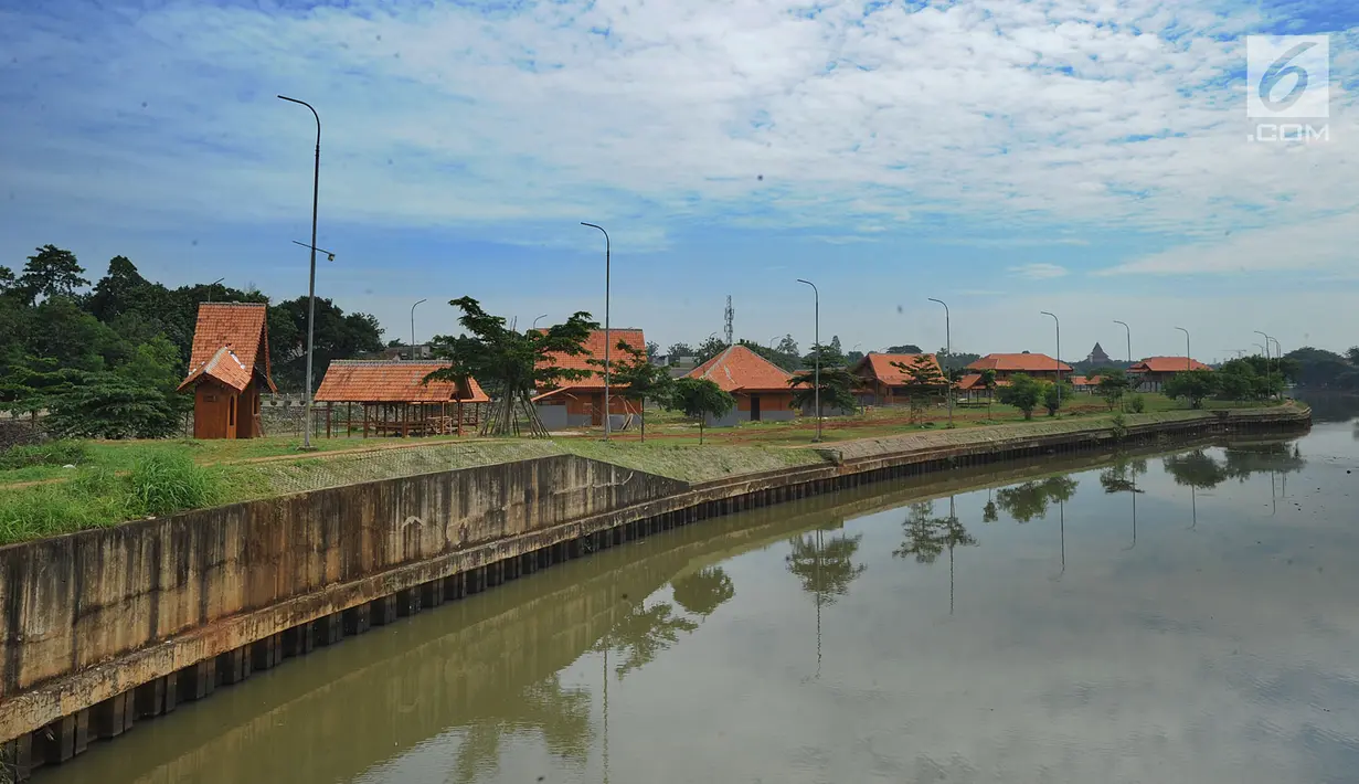 Penampakan rumah-rumah Betawi di tengah Setu Babakan, Jagakarsa, Jakarta Selatan, Minggu (10/3). Sebanyak 16 rumah yang dibangun di atas pulau buatan itu nantinya akan menceritakan keseharian orang Betawi. (merdeka.com/Arie Basuki)