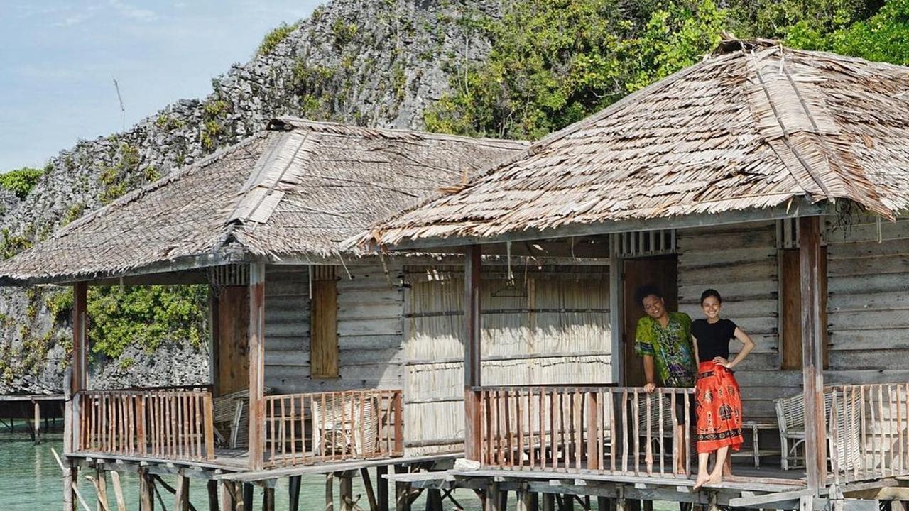 7 Momen Liburan Indah Permatasari dan Arie Kriting di Raja Ampat