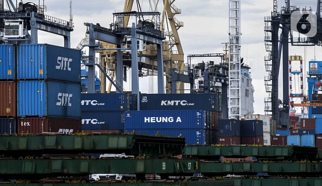 Suasana aktivitas bongkar muat peti kemas di Pelabuhan Tanjung Priok, Jakarta Utara, Rabu (16/6/2021). Badan Pusat Statistik (BPS) mencatat neraca perdagangan Indonesia pada bulan Mei 2021 kembali surplus sebesar USD 2,36 miliar dan menjadi tertinggi sepanjang tahun 2021. (Liputan6.com/Johan Tallo)