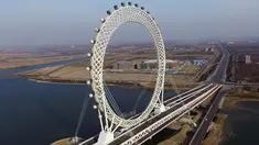 Pemandangan roda ferris raksasa sepanjang 145 meter (476 kaki) di Weifang di provinsi Shandong, China (27/11). Roda ferris atau kincir ria adalah sebuah struktur berbentuk roda (jentera) yang digantungi kabin-kabin penumpang. (AFP Photo/China Out)