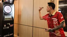 Pemain darts profesional Indonesia atau dikenal sebagai "raja terakhir darts", Tirta Suparjo, saat peluncuran Darts Station di lantai F7 FX Sudirman, Senayan, Jakarta pada Sabtu (15/11/2025). Persatuan Olahraga Darts Indonesia (PORADI) menggandeng PT Mitra Media Integrasi (MIX Network) sebagai pemegang lisensi eksklusif Dartslive di Indonesia untuk menghadirkan Darts Station. (Bola.com/Abdul Aziz)