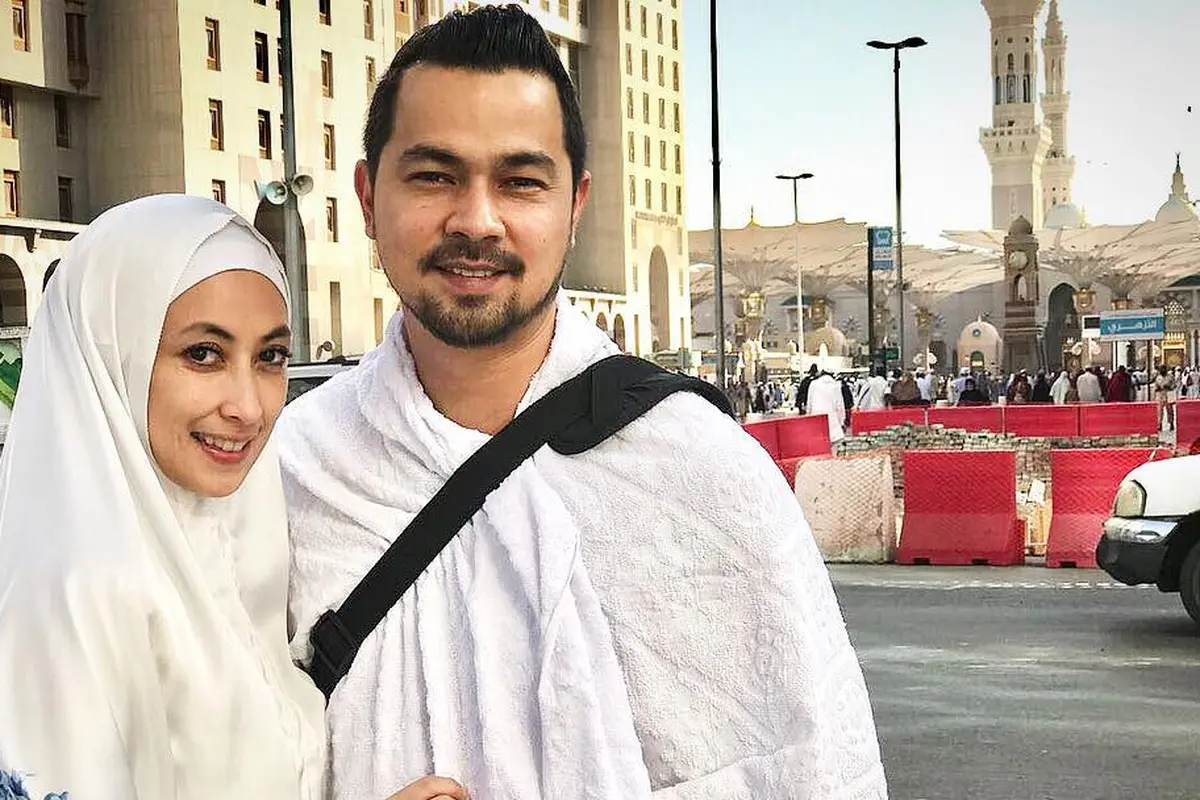 [Bintang] 11 Tahun Menikah, Ini 8 Foto Romantis Sultan Djorghi dan Annisa Trihapsari