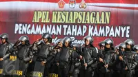 Pasukan gabungan TNI dan Polri menggelar apel kesiapsiagaan pengamanan tahap kampanye Pilkada Serentak 2017 di Lapangan Silang Monas, Jakarta, Rabu (2/11). Apel pasukan dipimpin inspektur upacara Panglima TNI dan Kapolri (Liputan6.com/Immanuel Antonius)