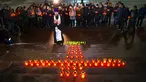 Warga dengan seorang imam berkumpul di Katedral Kristus Juruselamat Moskow, Rusia, Senin (12/2). Mereka menyalakan lilin untuk mengenang 71 korban tewas kecelakaan pesawat Rusia di Moskow. (AP Photo / Alexander Zemlianichenko)