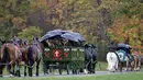 Sejumlah wanita mengenakan kostum tradisional duduk di kereta kuda selama acara ziarah tradisional Leonhard di Warngau, Jerman (22/10). Ziarah ini untuk menghormati St. Leonhard, atau santo pelindung dataran tinggi. (AP/Matthias Schrader)