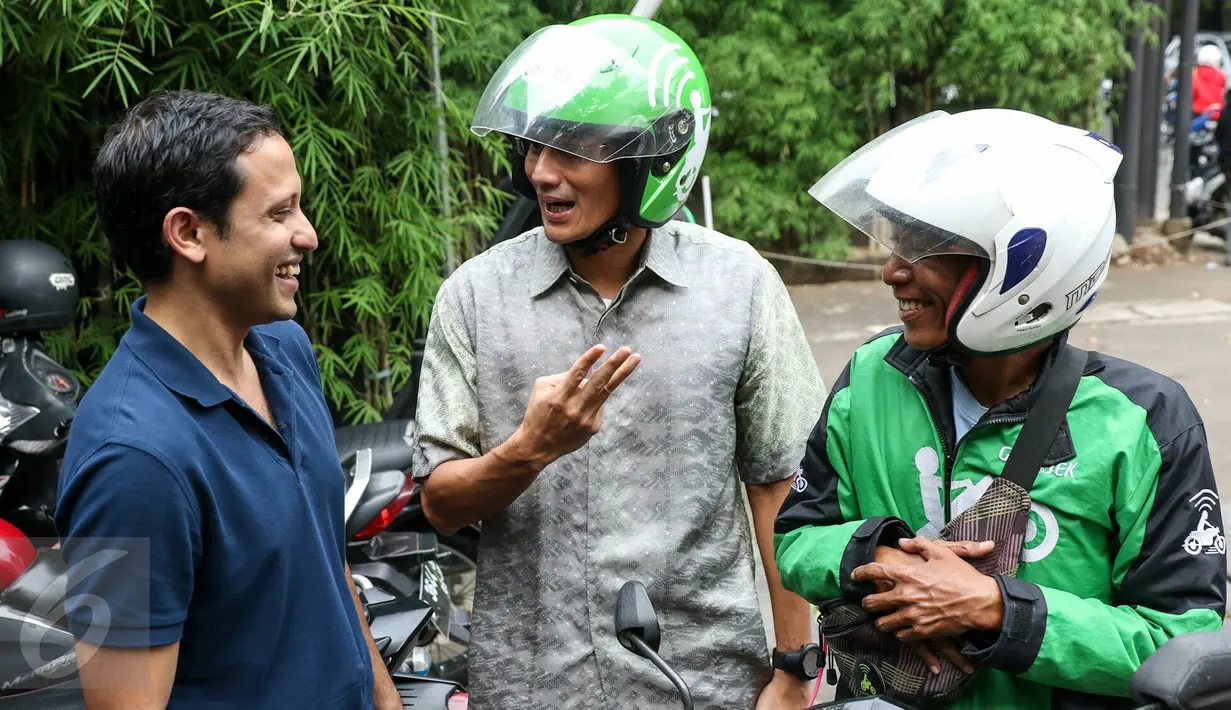 Bakal Calon (Balon) Gubernur DKI Jakarta Sandiaga Uno (tengah) berbicara dengan CEO Gojek Nadiem Makarim (kiri), kantor Gojek, Jakarta, (1/3). Dirinya melakukan tatap muka secara tertutup dengan CEO Gojek Nadiem Makarim. (Liputan6.com/Yoppy Renato)
