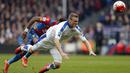 Bek Leicester, Robert Huth, membuang bola dari jangkauan pemain Crystal Palace pada laga Liga Premier Inggris di Stadion Selhurst Park, London, Sabtu (19/3/2016). Crystal Palace takluk 0-1 dari Leicester. (AFP/Adrian Dennis)