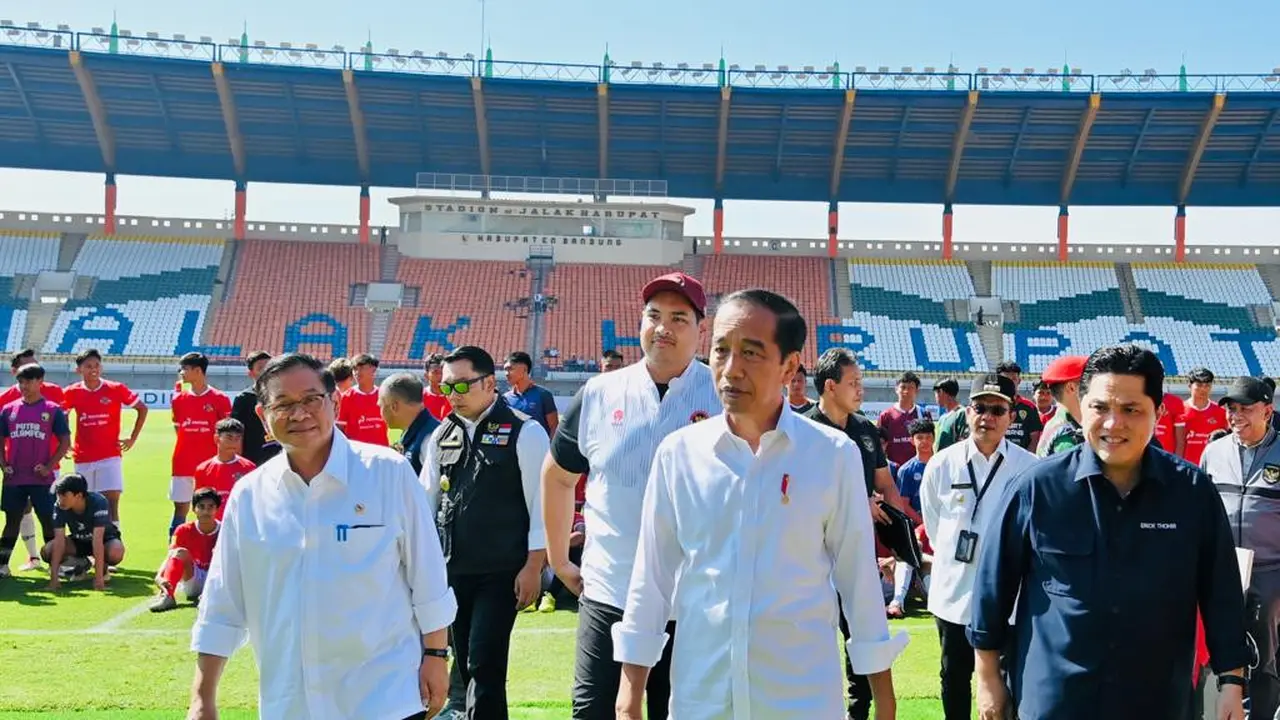 Presiden Joko Widodo atau Jokowi saat meninjau proses seleksi Tim Nasional (Timnas) Sepak Bola Indonesia U-17 di Stadion Si Jalak Harupat, Kabupaten Bandung, Jawa Barat
