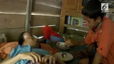 Demi rawat sang ibu yang menderita tumor ganas di kepala, bocah berusia 12 tahun ini rela mengubur masa depan dan memutuskan berhenti sekolah.