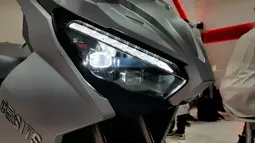 Mengikuti perkembangan zaman, Gesits membekali motor barunya dengan lampu utama full LED lengkap dengan projector. Bagian body depan motor ini memiliki banyak guratan garis tegas yang memberinya kesan gagah. Hal ini sangat berbeda dengan Gesits G1 yang terlihat lebih polos.