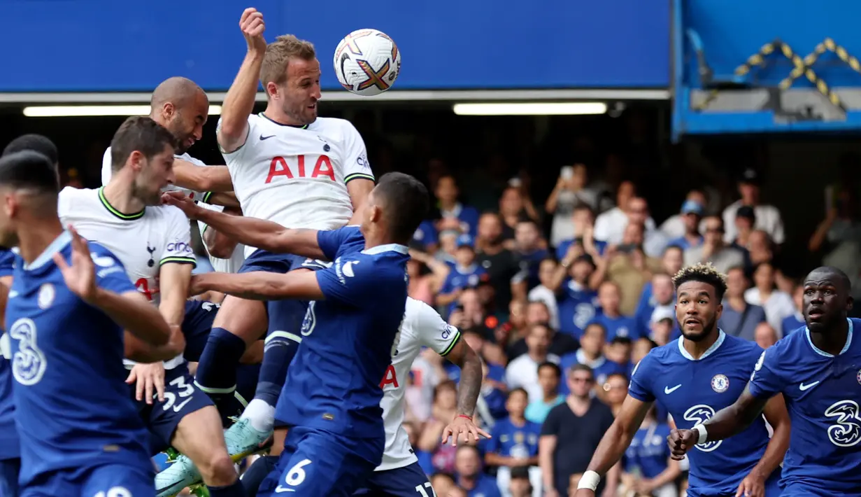 Pemain Tottenham Hotspur Harry Kane (atas) mencetak gol gawang Chelsea pada pertandingan sepak bola Liga Inggris di Stadion Stamford Bridge, London, Inggris, 14 Agustus 2022. Pertandingan berakhir imbang 2-2. (AP Photo/Ian Walton)