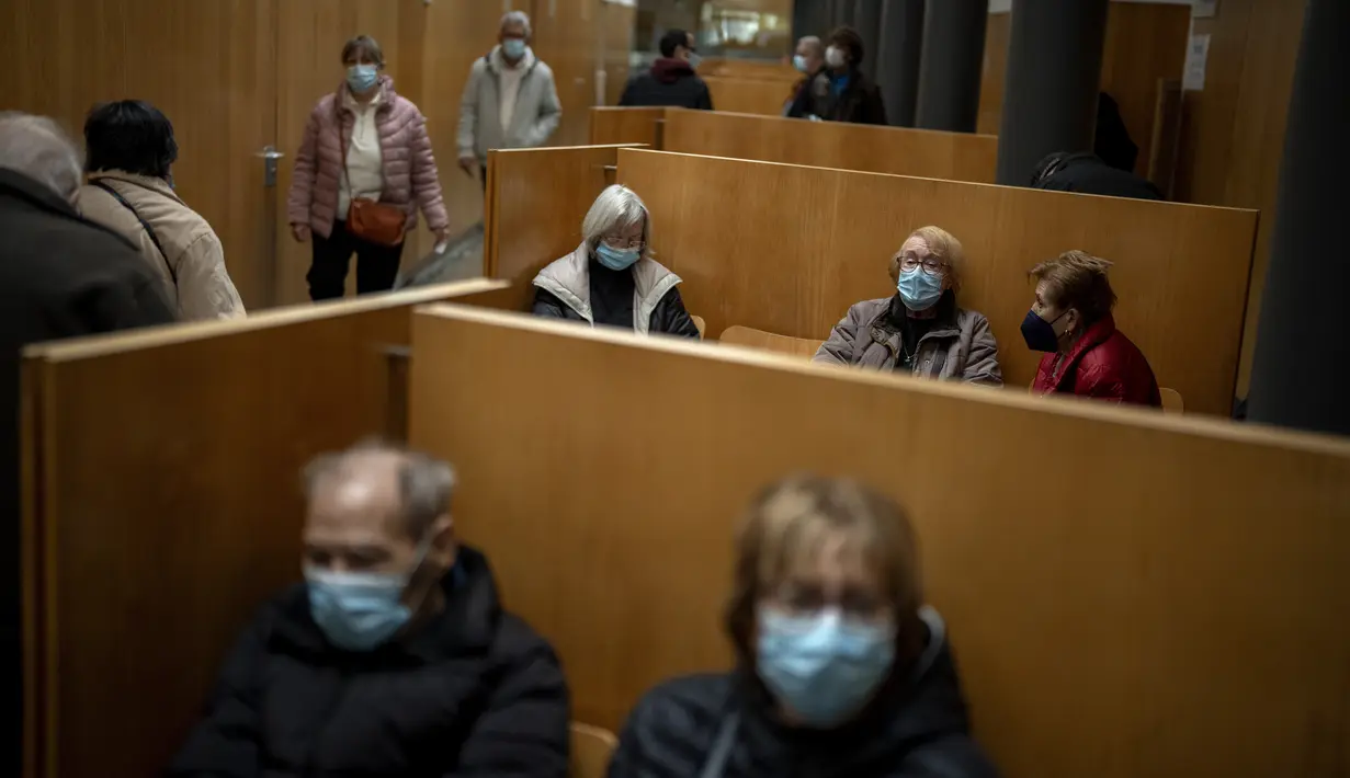 Masyarakat diminta untuk memakai masker di transportasi umum hingga bulan Februari 2023, serta di pusat kesehatan dan apotek hingga bulan Juli tahun lalu. (AP Photo/Emilio Morenatti)