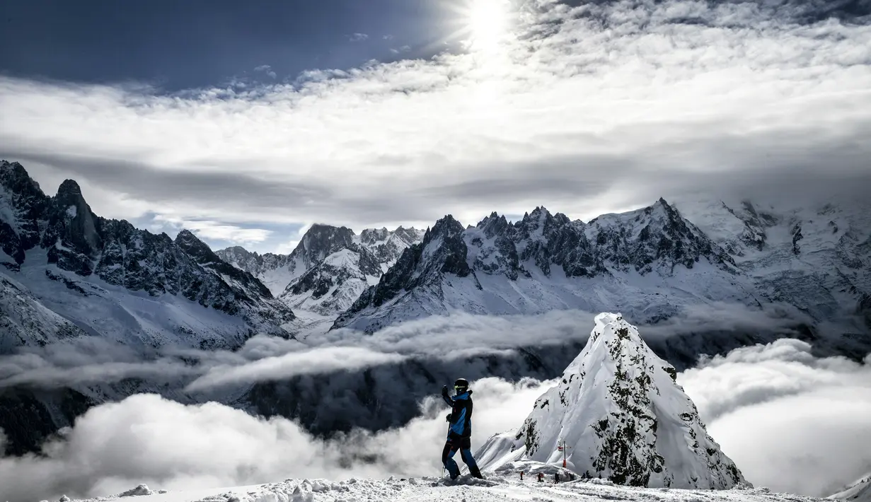 Seorang atlet freeride siap beraksi di pegunungan Mont Blanc, Chamonix, Prancis, (4/2/2016). (AFP/Jeff Pachoud)