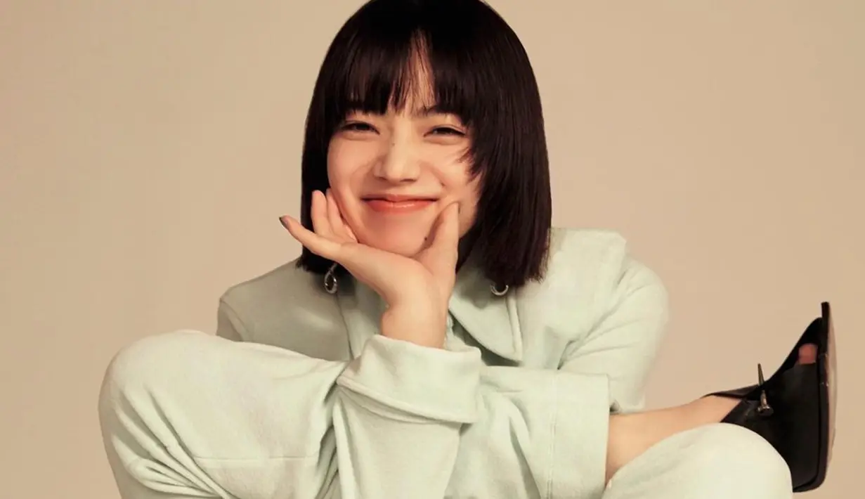 Mantan keaksih G-Dragon ini disebut punya karakter wajah yang manis dan natural. Bahkan gaya OOTD-nya yang terkesan effortlessly stylish bisa jadi inspirasi sehari-hari. (Liputan6.com/IG/@konichan7)
