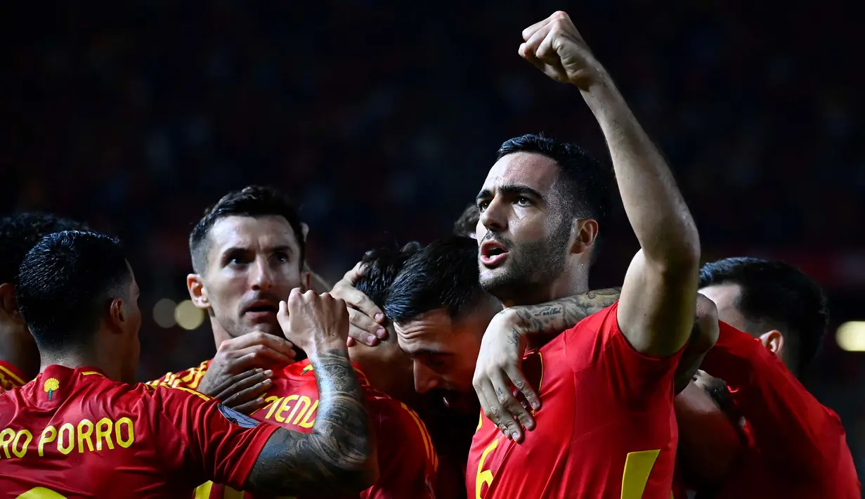 Menjamu timnas Denmark, La Roja menang dengan skor tipis 1-0. (JOSE JORDAN/AFP)