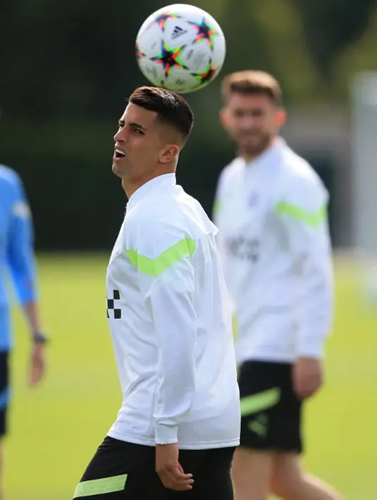 Pemain Manchester City Joao Cancelo saat sesi latihan di tempat latihan Manchester City di Manchester, Inggris, 13 September 2022. Manchester City akan menghadapi Borussia Dortmund pada pertandingan sepak bola Grup G Liga Champions. (Lindsey Parnaby/AFP)