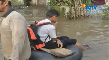 Warga di tiga kecamatan di Bandung memilih tetap beraktivitas walau harus menerjang banjir dengan berjalan kaki, menaiki perahu atau ban.