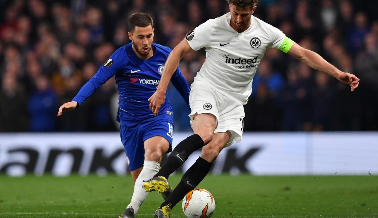 Eden Hazard mencoba merebut bola dari David Abraham pada leg kedua Liga Europa yang berlangsung di Stadion Stamford Bridge, London, Jumat (10/5). Chelsea menang 4-3 atas Eintracht Frankfurt lewat adu penalti. (AFP/Oliver Greenwood)