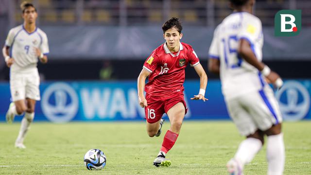 Foto: Debut Amar Brkic di Timnas Indonesia U-17 saat Piala Dunia U-17 2023, Dapat Pelukan dari Coach Bima setelah Laga